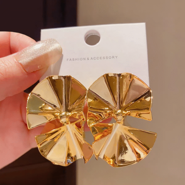 Fashion design gold color earrings