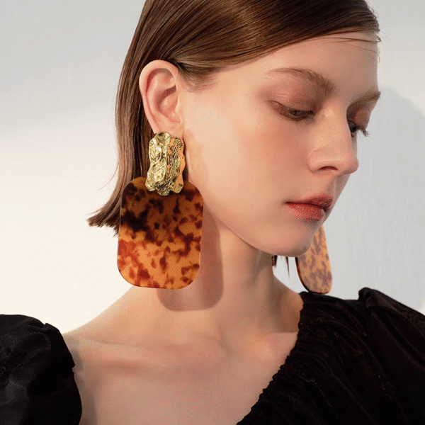 Exaggerated block long amber leopard print hat wearing vintage resin lava texture niche ear clip earrings